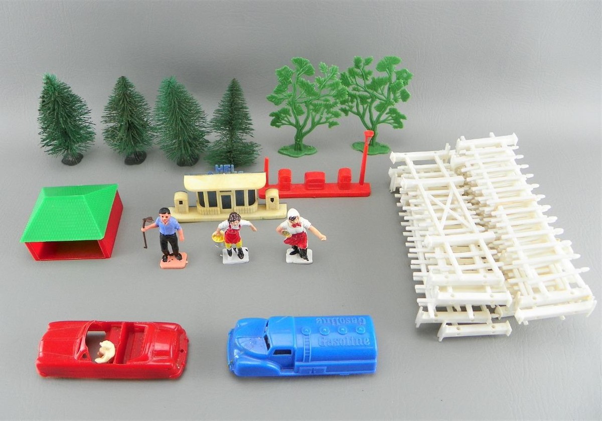 Vintage Renwal Plastic Gas Truck Red Car White Picket Fence S/O