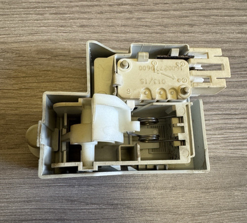 Hotpoint Aqualtis 9 kg Kondenstrockner AQC9BF7E Türschloss