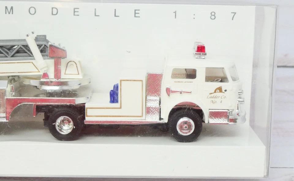 Busch 46006, Fire Department Hook & Ladder Truck, Ladder Co. No. 4 1/87 HO Scale - Image 3 of 4