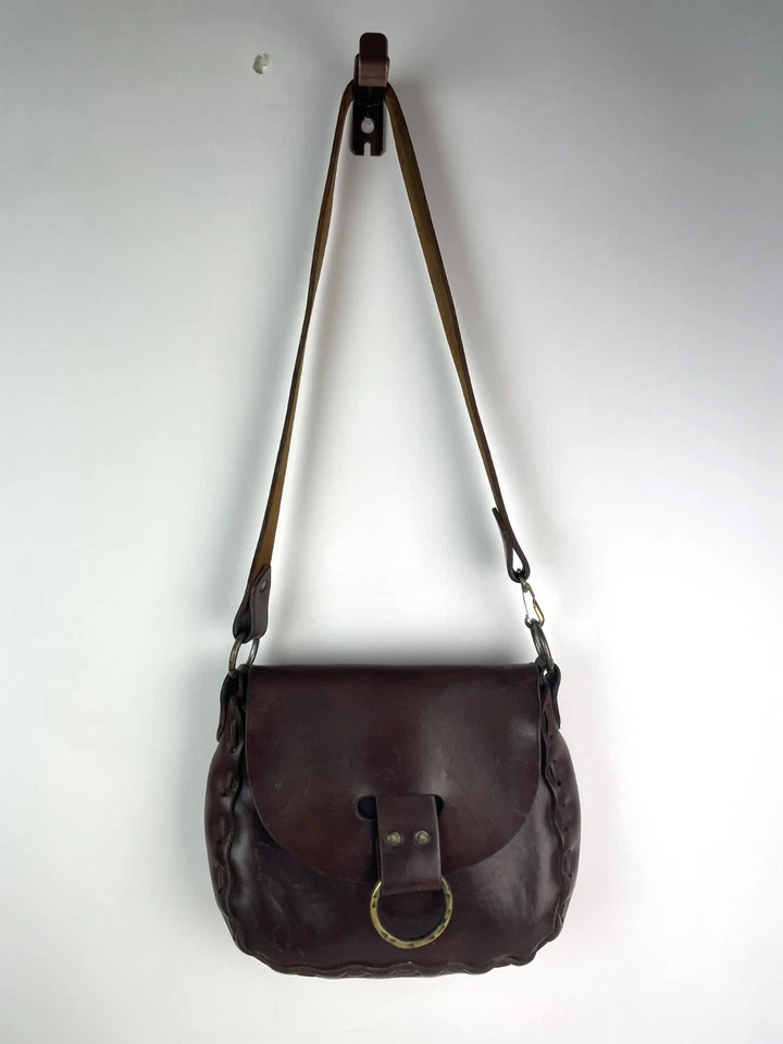 Bolso hippie vintage de cuero trabajado a mano años 70 llevado DOS MANERAS ¡Muy bien hecho! Foto 2 de 4