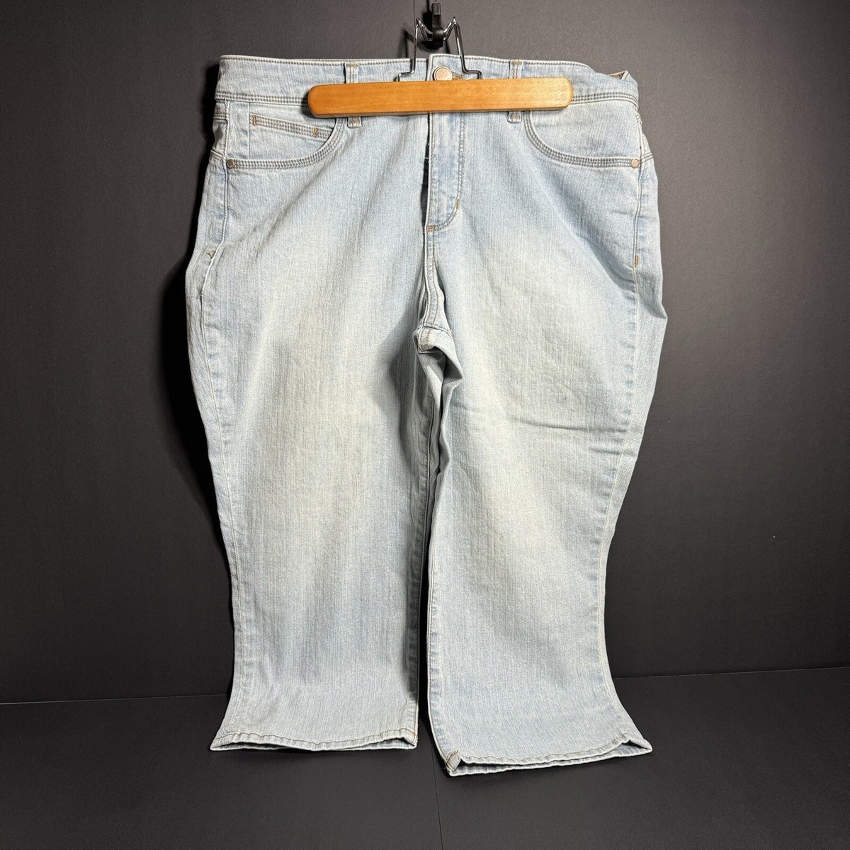 Bandolino womens capri denim blue jeans, Lisbeth Skimmer, size 12 (34”  waist)