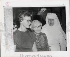 1961 Press Photo Mrs. Elmer Brady and Mary Schroeder visit Fischer quints in SD