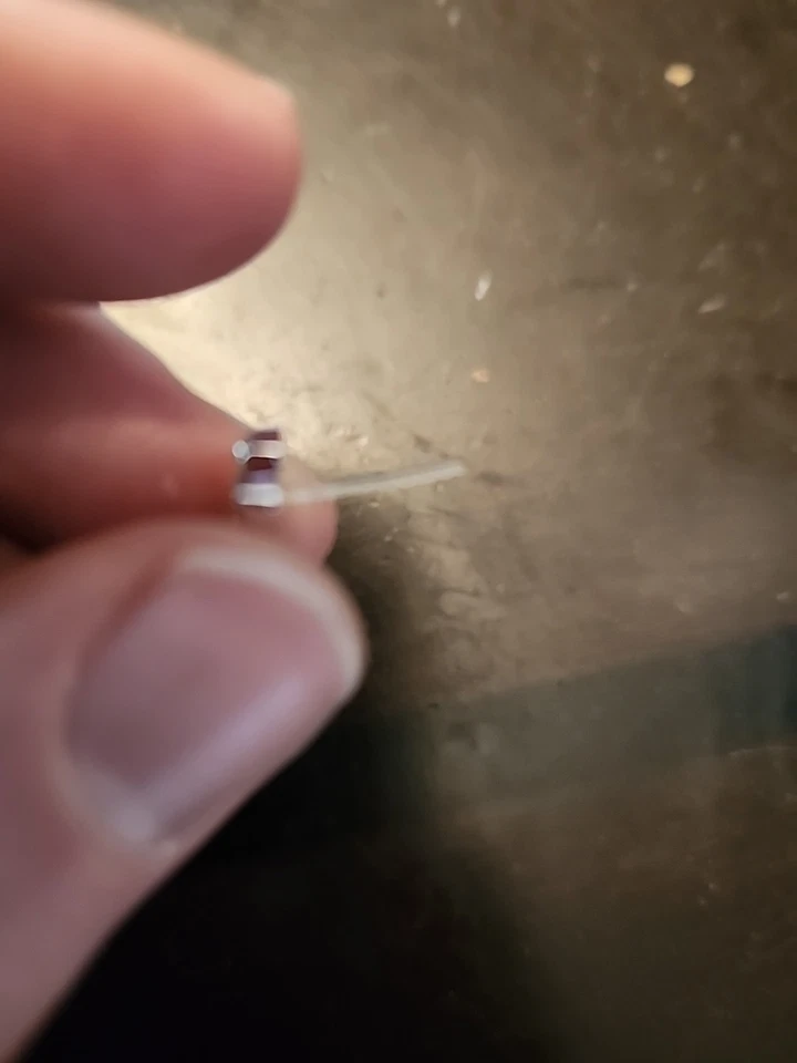 Pendientes alfabeto con postes de silicona Foto 4 de 4