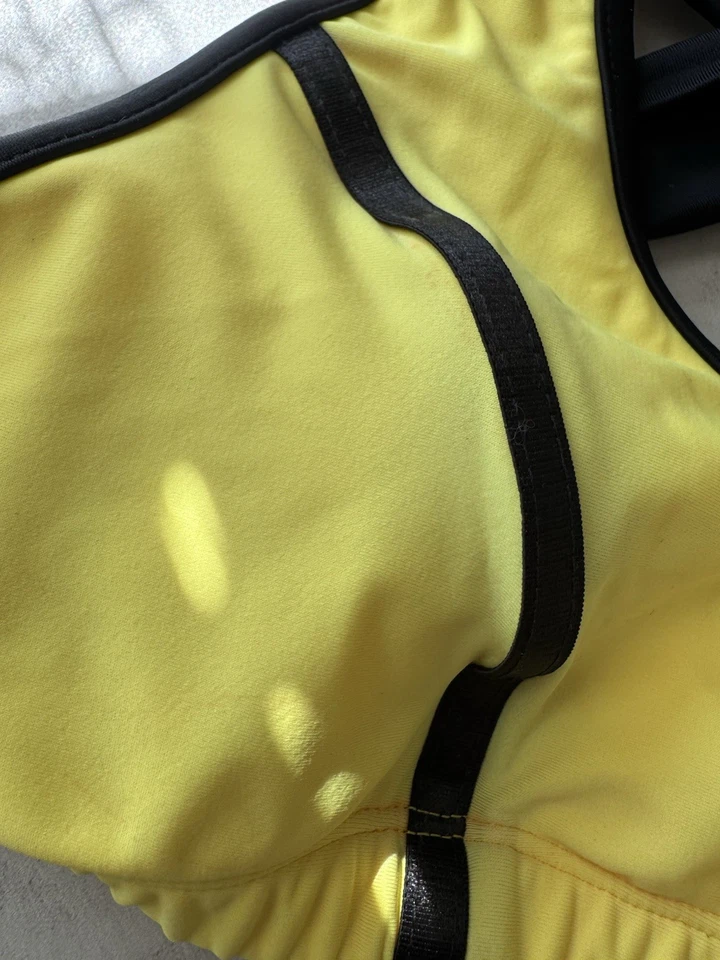 Bikini deportivo VENUS para mujer amarillo neón y negro con cinturón parte superior talla D | parte inferior 2 Foto 3 de 4
