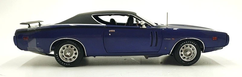 Dodge Charger R/T Auto World escala 1/18 AMM1330 - American Muscle 1971 - púrpura Foto 3 de 4