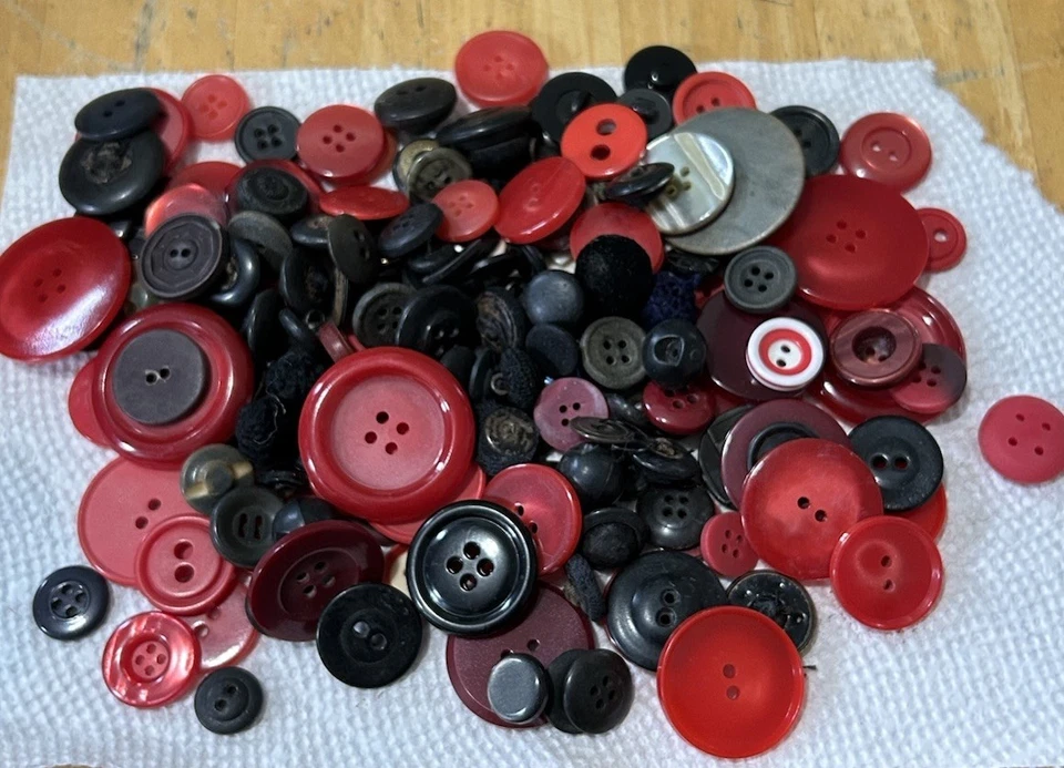 Lote De Colección De 160+ Botones Rojo Blanco Rosa Marrón Varios Tipos Artesanía Costura Foto 2 de 4