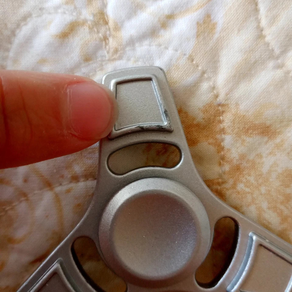 Fidget Spinner de Metal, Usado, Pesado, Gira Bonito, Viene con Estuche de Metal, Sin Marca Foto 4 de 4