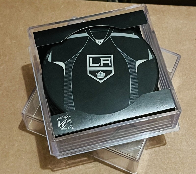 New NHL Los Angeles Kings Official Game Hockey Puck w/Cube !
