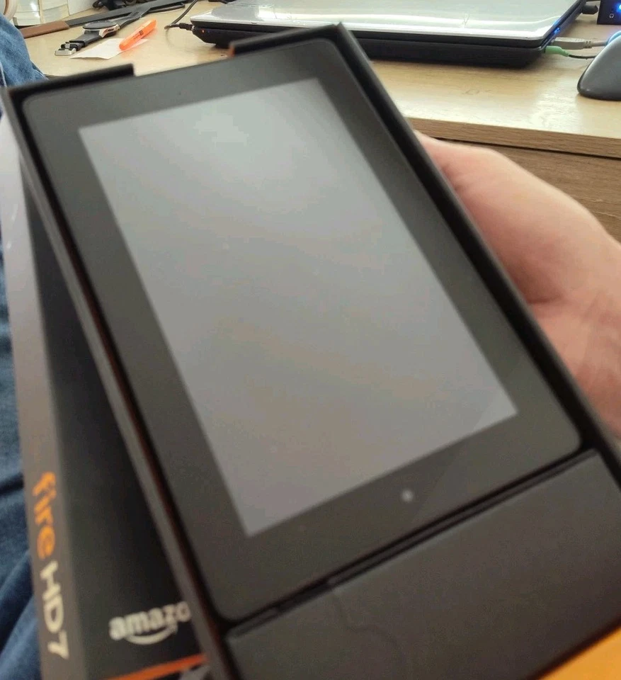 Amazon Fire HD 6 8GB, Wi-Fi, 6inch - Black - Image 4 of 4