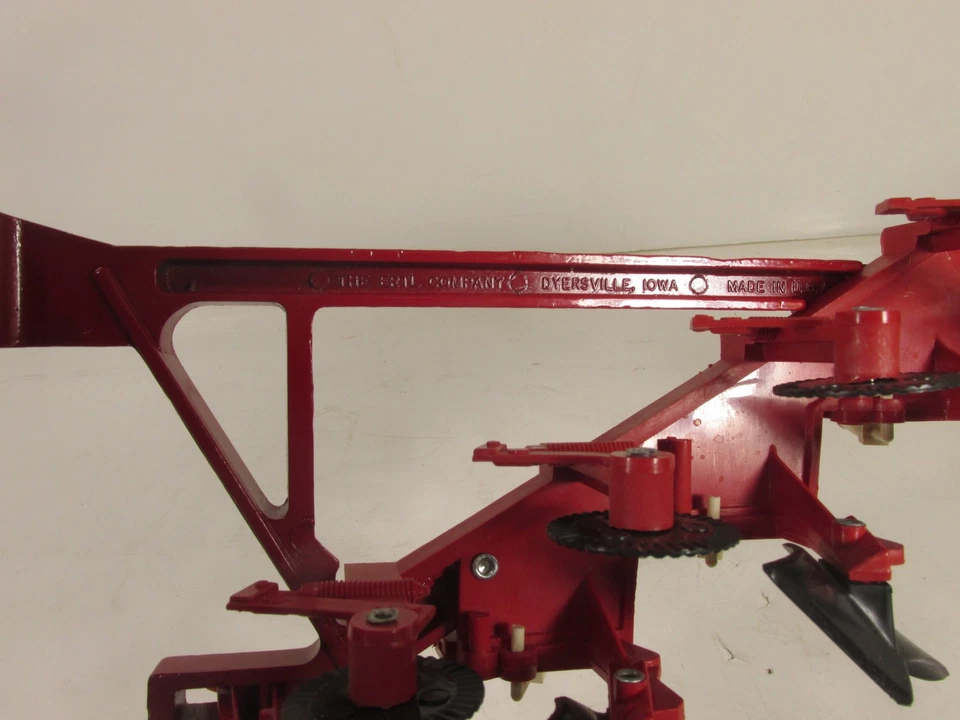 Accesorio de tractor de hierro fundido juguete arado de granja rojo Ertl de colección Dyersville Iowa EE. UU. Foto 4 de 4