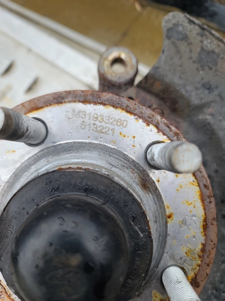 Buje nudillo husillo pasajero delantero derecho Ford Mustang sin ABS fabricante original 2005-2009 Foto 2 de 4