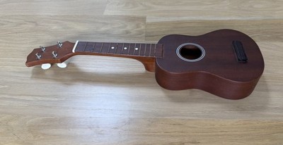 Silvertone Ukulele mid century good condition, needs strings 