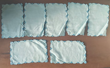 Set mit sieben Cocktail Servietten mit blauer Stickerei 8 x 4 Zoll