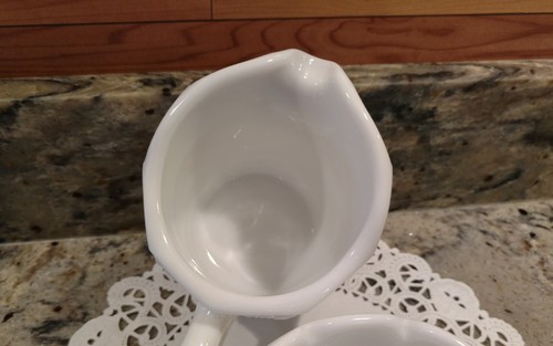 VINTAGE WESTMORELAND MILK GLASS PANELED GRAPE CREAMER/SUGAR BOWL SET - Picture 5 of 12