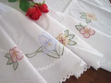 Elegant Flower Ribbon Embroidery 100% Cotton White Round Table Cloth 175CM