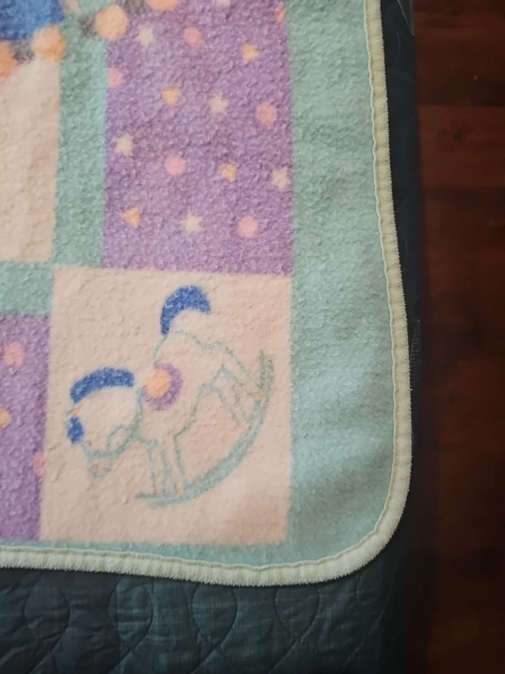 Almohadilla para siesta manta bebé Colormates vintage con juguetes caballo mecedor 43x33,5" Foto 2 de 4