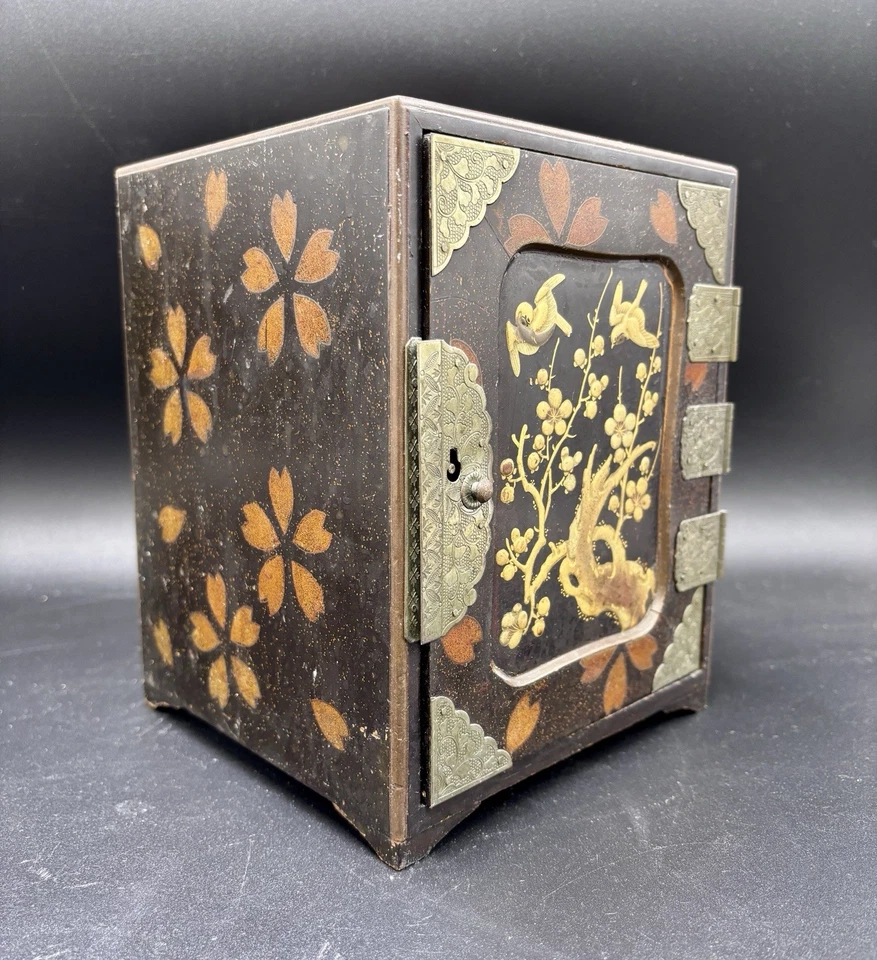 Antiguo mini armario japonés Kodansu de laca dorada del período Meiji Foto 3 de 4