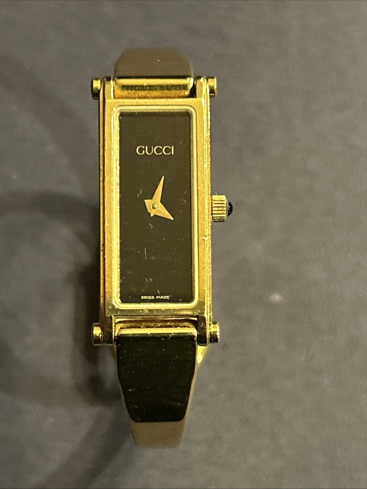 Montre bracelet pour femme GUCCI 1500L cadran doré noir bracelet