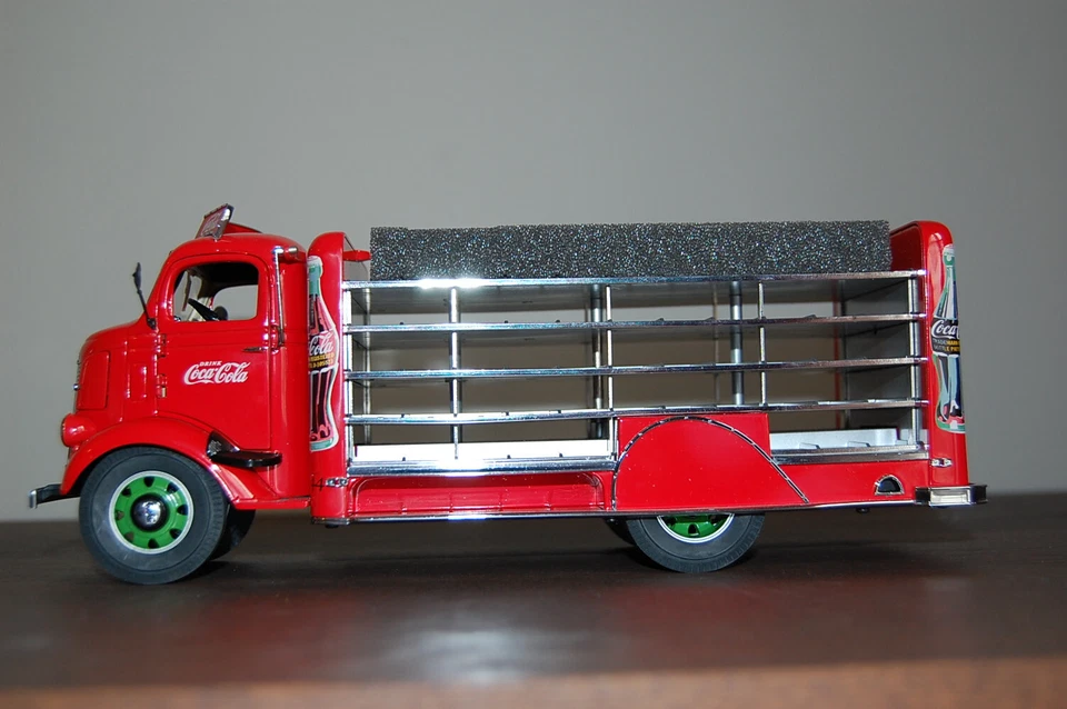 1938 Red Coca-Cola Delivery Truck Danbury Mint 1/24 Scale Diecast - In Box - Image 4 of 4