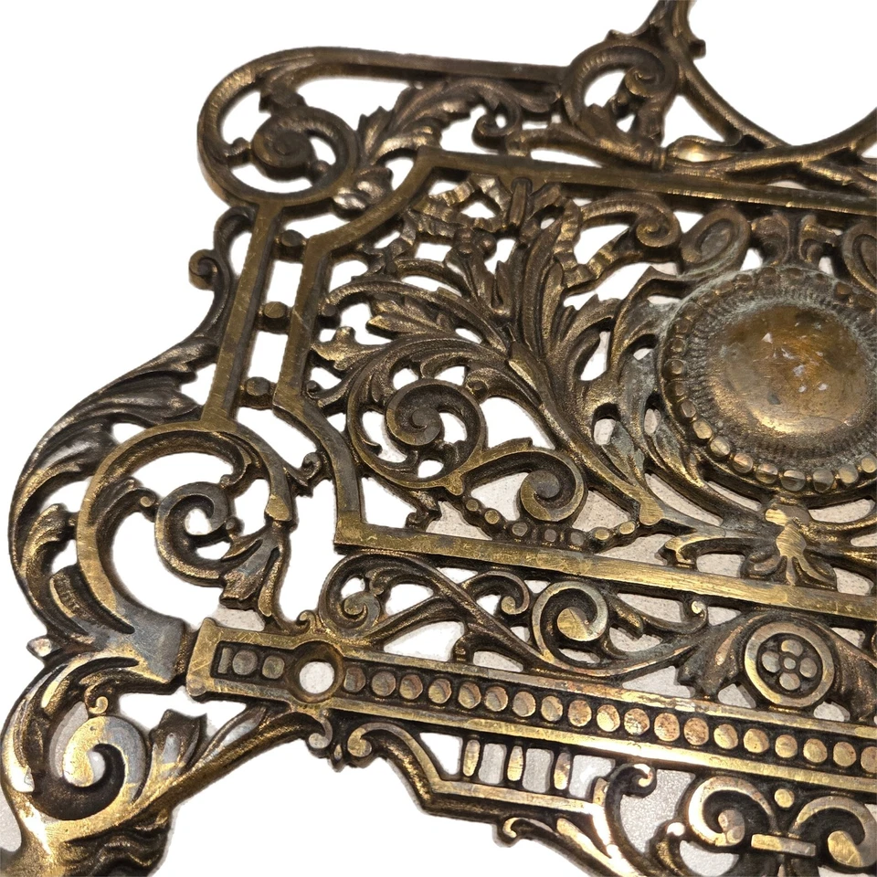 Arte floral vintage ornamentado de latón macizo para colgar en la pared Bradley & Hubbard EE. UU. Foto 2 de 4