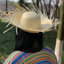 Chapeau de paille grand bord tissé main à partir de fibres végétales pour un