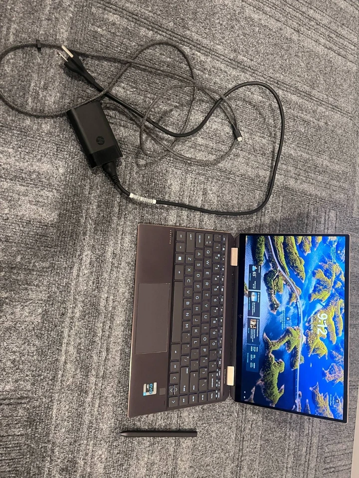 HP Spectre x360 13-aw2003dx - 13.3" UHD OLED Táctil, Intel i5, 8GB RAM, 512GB SSD Foto 2 de 2