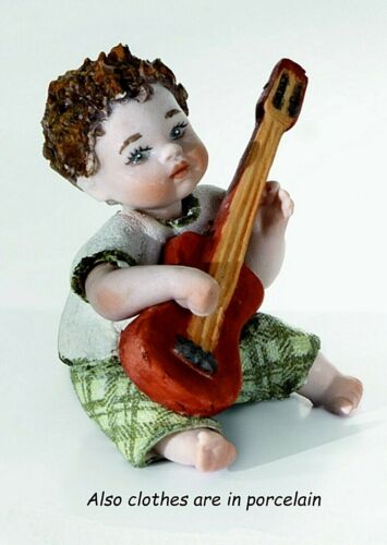 Petite Statue Mignon en Porcelaine Capodimonte De Enfant Figure Bébé Avec Guitar - Picture 1 of 12
