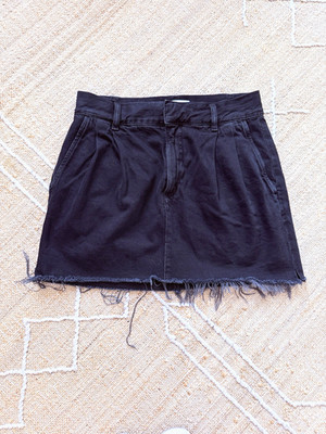 AGOLDE / New Becker Pleated Raw Hem Mini Jean Skirt In Crushed Black Denim / 28