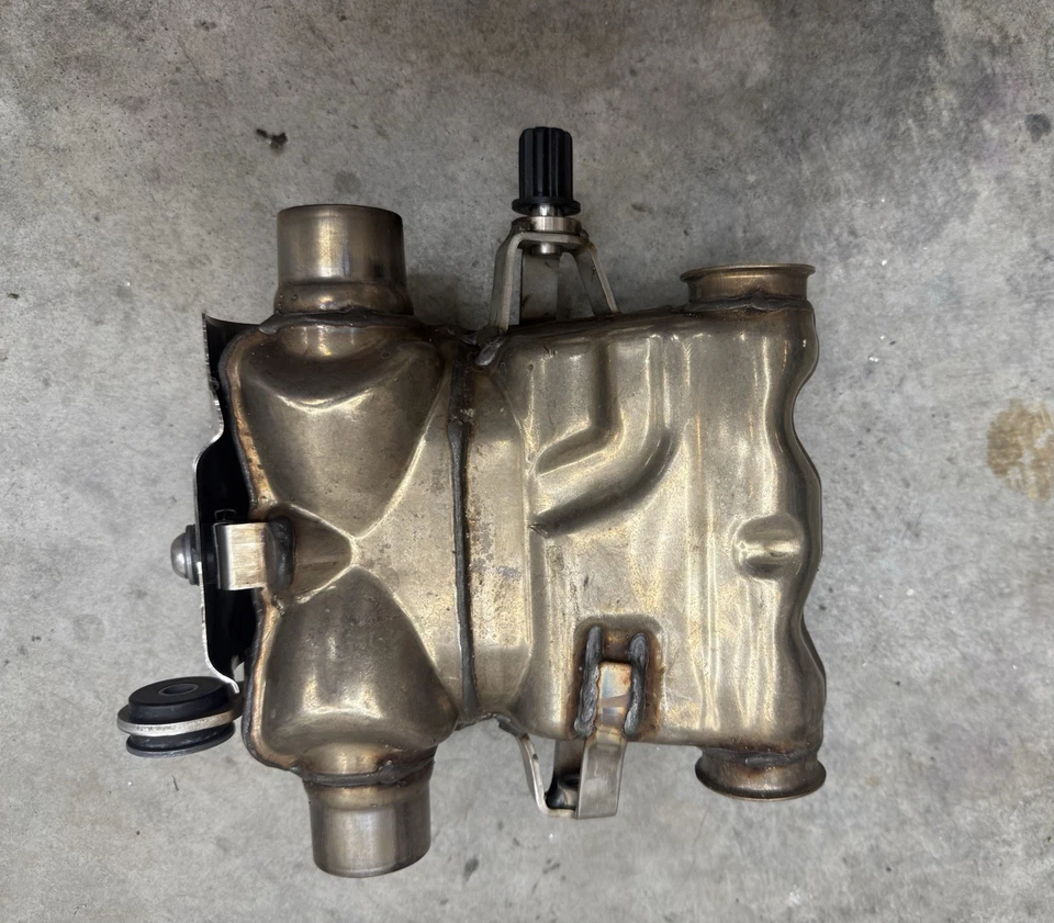 Convertidor catalítico Bobber Triumph Bonneville OEM. Foto 2 de 2