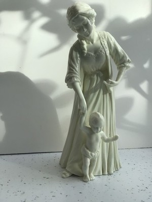 Royal Worcester Bone China Figur FIRST STEPS