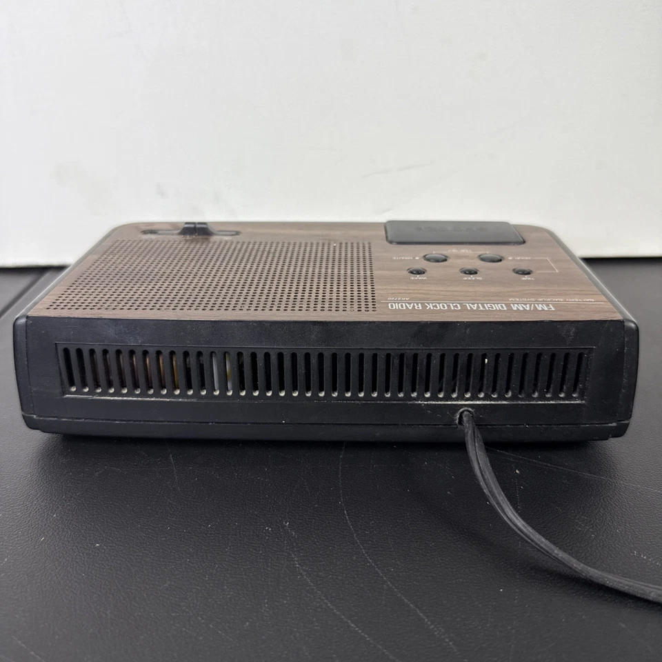VTG Emerson FM/AM Digital Clock Radio AK2720 WoodGrain Missing Batt Cover Tested - Image 4 of 4