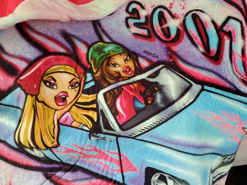 NEU Dolls Kill x Bratz World Tour Thro Wickeldecke weich 48 x 60 - Bild 9 von 10