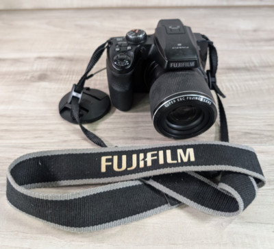Fujifilm FinePix S8200 16.0MP Digital Camera 40x Zoom Lens ( TESTED & WORKING )