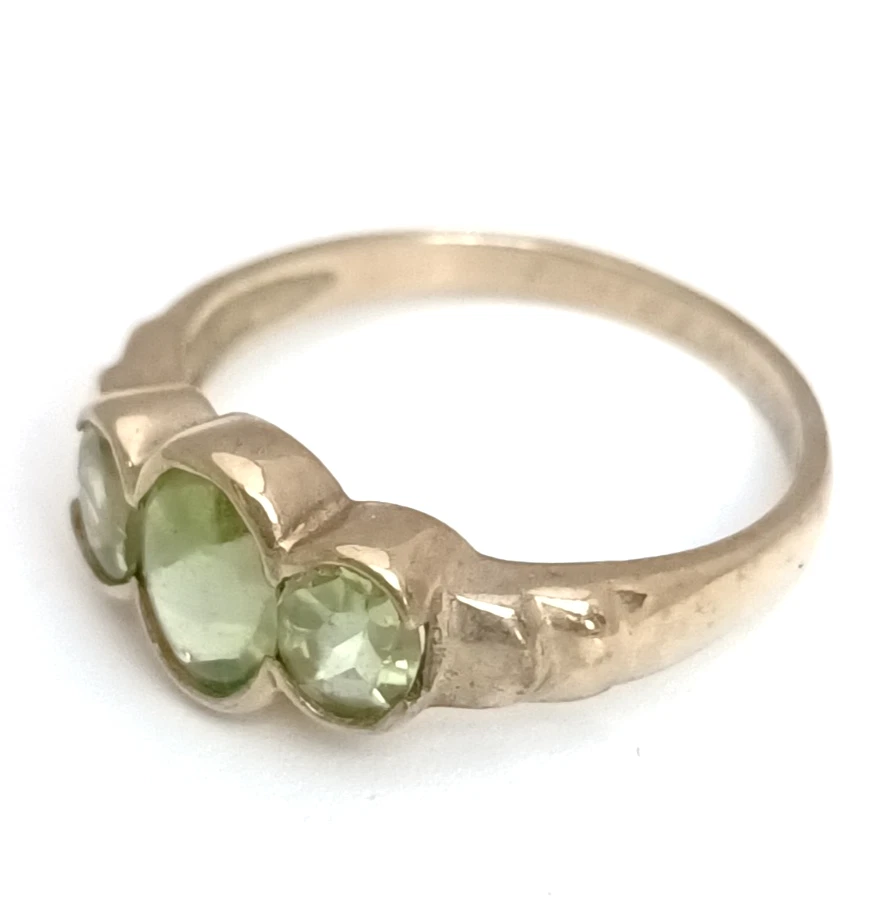 Classic 9ct Yellow Gold Three Stone Oval 2.35ct Peridot Trilogy Dress Ring - Image 4 of 4