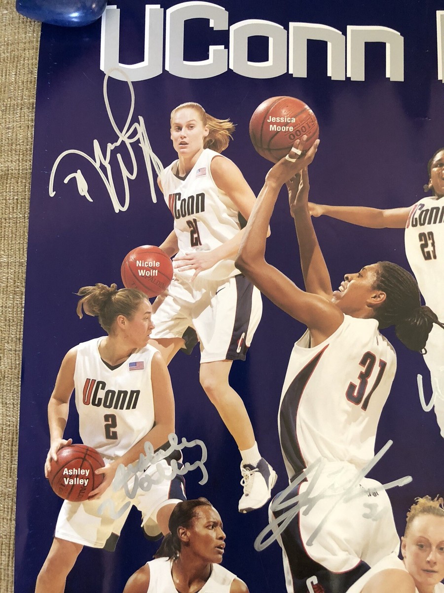 UConn Okafor & Taurasi サイン入り表紙 UConn Okafor & Taurasi サイン入り表紙