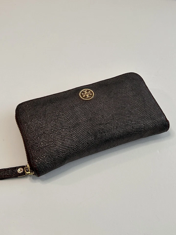 Cartera Tory Burch Cremallera Alrededor Cuero Texturizado Púrpura Metálico Usada en Excelente Condición Foto 2 de 4