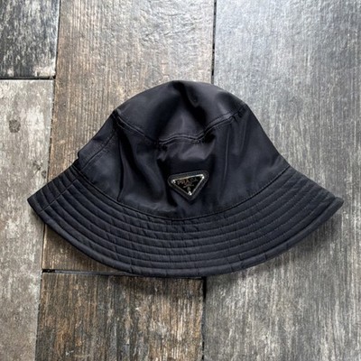 美USED PRADA buckethat ナイロン PRADA Black Nylon Bucket Hat Medium Logo Accent Lightweight