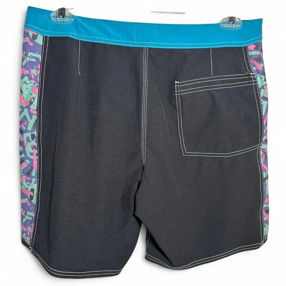 Оригинальные шорты Quiksilver x Stranger Things Arch 1986 18 дюймов - Изображение 2 из 4