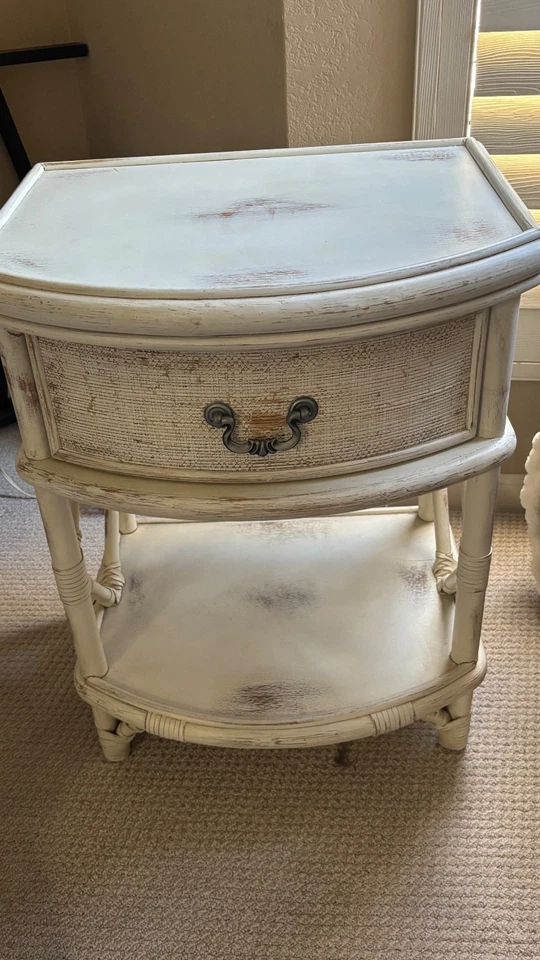 Mesitas de noche de mimbre elegantes de granja Laura Ashley de colección x 2 Foto 2 de 4