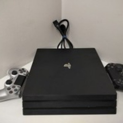 PS4 W/Two Wireless Controllers + VR headset + Controllers