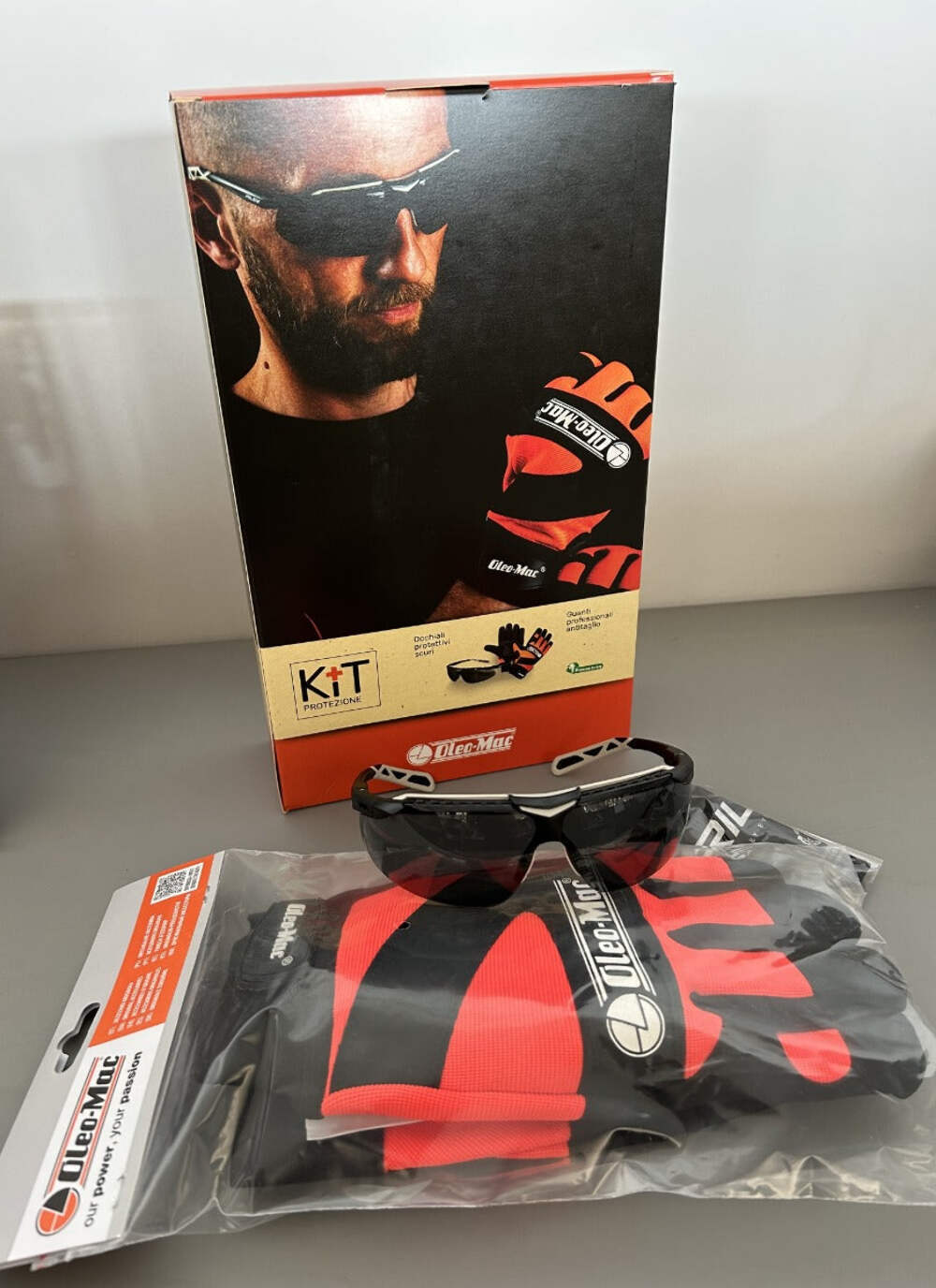 Offerta Kit Oleo-Mac: Guanti Antitaglio Motosega e Occhiali Protettivi