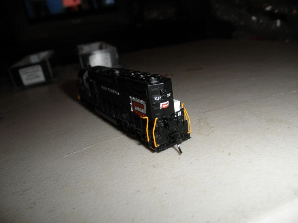 Penn Central  GP40 -  Red C  w/ DCC & sound - Image 4 of 4