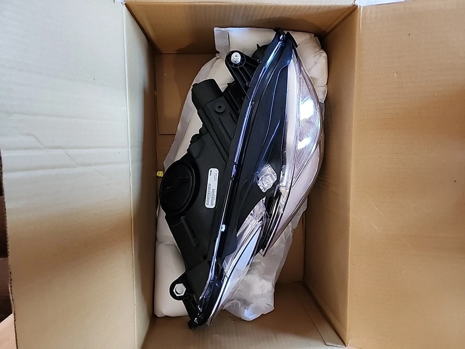 Conjunto de faros para Mercedes-Benz E350 2010-2013 sedán/carro. (Izquierda) TYC 20-12236-00 Foto 4 de 4