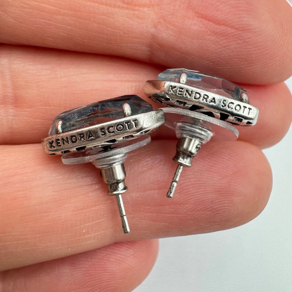 Винтажные серьги-гвоздики серебристого цвета Kendra Scott Ellie темно-синие деревянные с подписью дизайнера - Изображение 2 из 4
