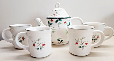 Pfaltzgraff Winterberry  Holiday Teapot Coffeepot and 4 Mugs