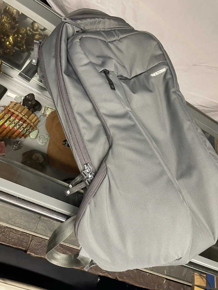 Mochila para computadora portátil Incase Icon Slim Pack gris para equipaje de mano Foto 4 de 4