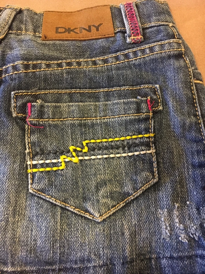 NUEVO CON ETIQUETAS 85% de descuento Falda vaquera DKNY para niñas con ropa interior incorporada, talla 24 meses $32 Foto 4 de 4