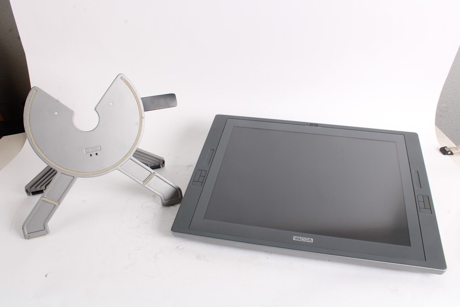 Wacom DTZ-2100 Cintiq 21UX LCD Monitor Display Tablet DTZ-2100/G W/ Wall  Mount