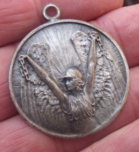 A WW1 FRENCH HOME FRONT JOURNEE CHARITY TIN BADGE, MEDALLION, LALIQUE.