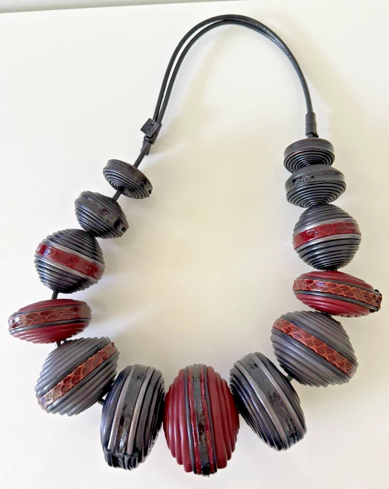 Collar Giulia Boccafogli de cuero grueso llamativo, negro/borgoña Foto 4 de 4